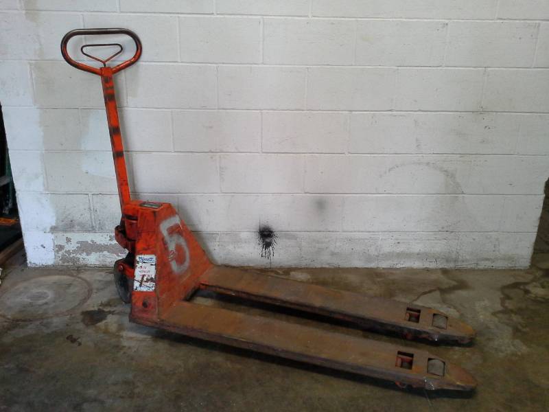 lot 807 image: Magnum 5000 Pallet Jack