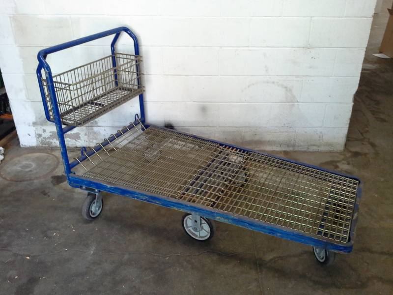 lot 817 image: 6-Wheel Commercial Shopping Cart