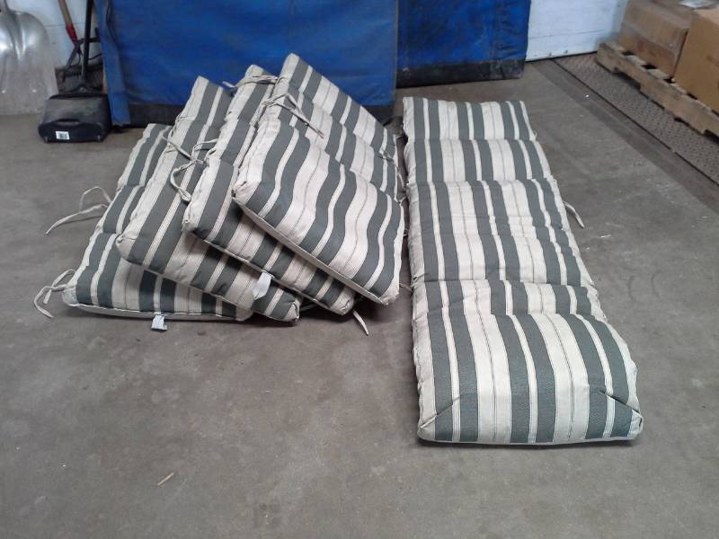lot 838 image: Patio Furniture Chair and Lounger Pads