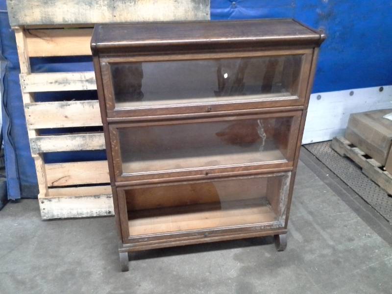 lot 846 image: 3-Tier Glass Door Bookcase