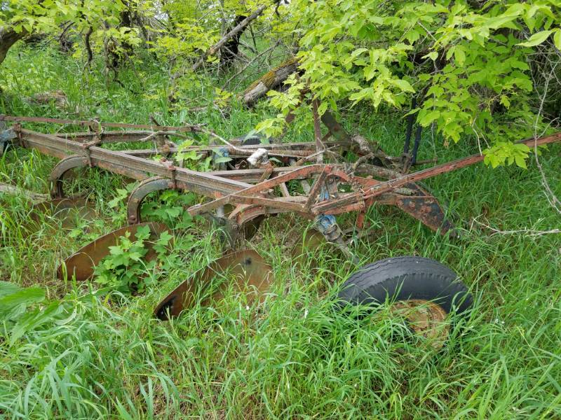 lot 4 image: Vintage 3 bottom Plow