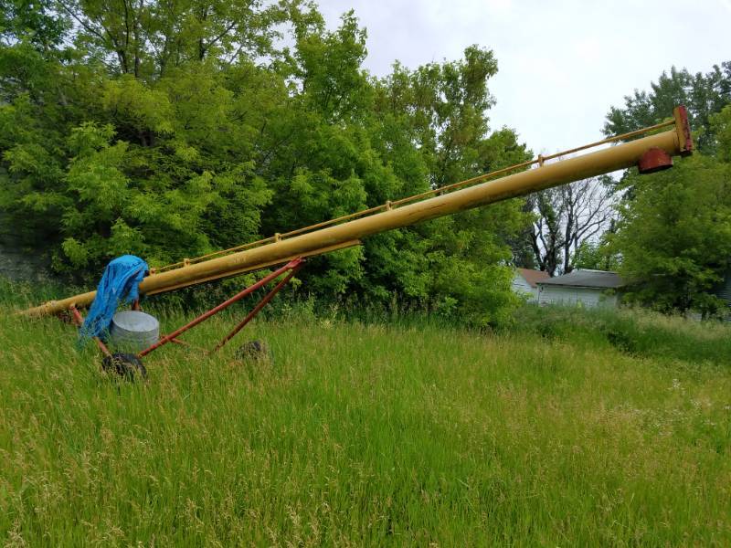 lot 6 image: Nice vintage grain auger with electric motor