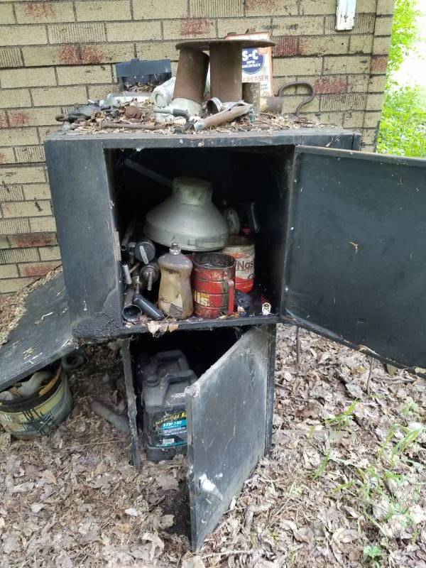 lot 9 image: Contents of a oil storage container