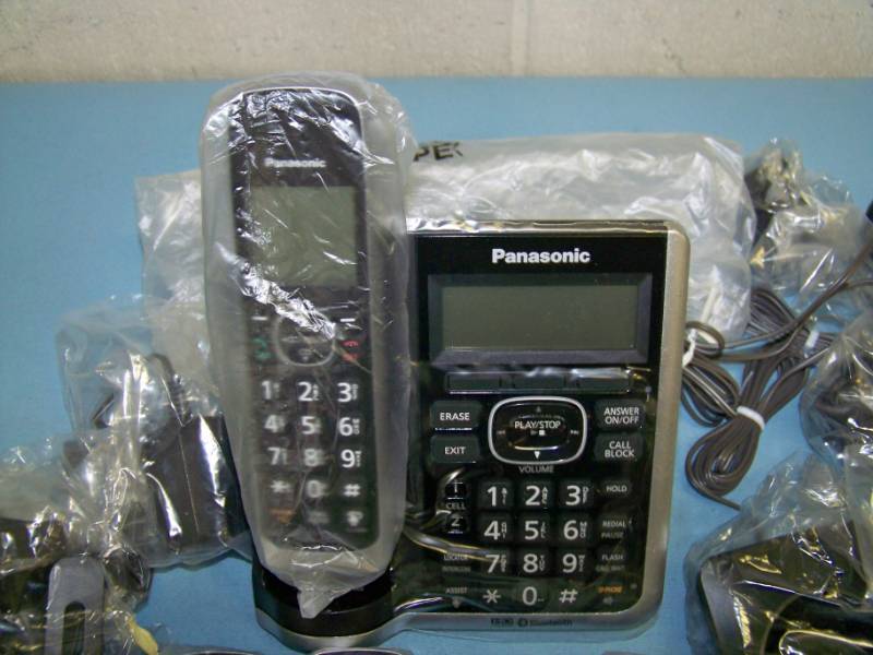 lot 57 image: Pansonic, KX-TG885SK, HD Link2Cell, Cordless Telephones and Charging Cradles with Digital Answering Machine