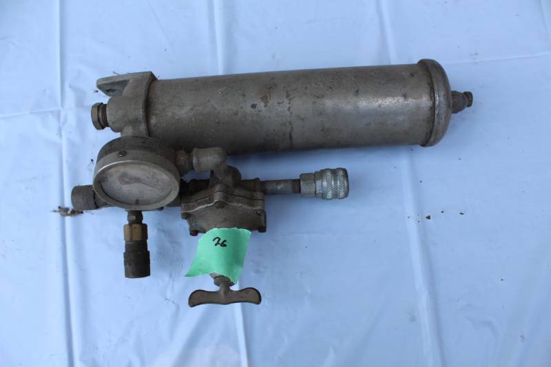 lot 26 image: Binks Mfg. Co. 150 PSI Pressure Valve with Gauge
