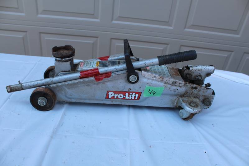 lot 44 image: ProLift F-2365 2-Ton Hydraulic Floor Jack