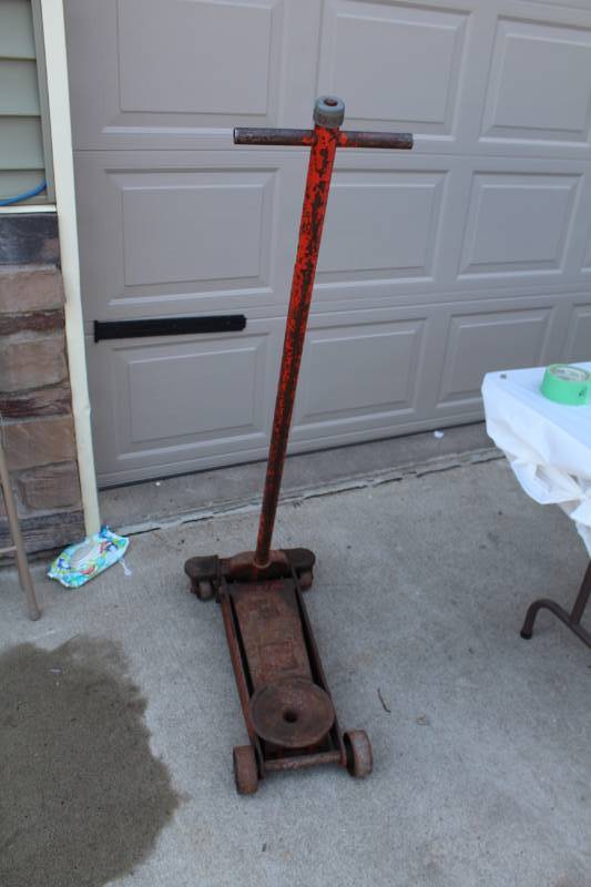lot 45 image: 1.5-Ton Hydraulic Floor Jack