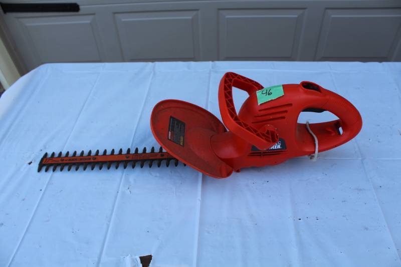 lot 46 image: Black & Decker 17in. Electric Hedge Trimmer