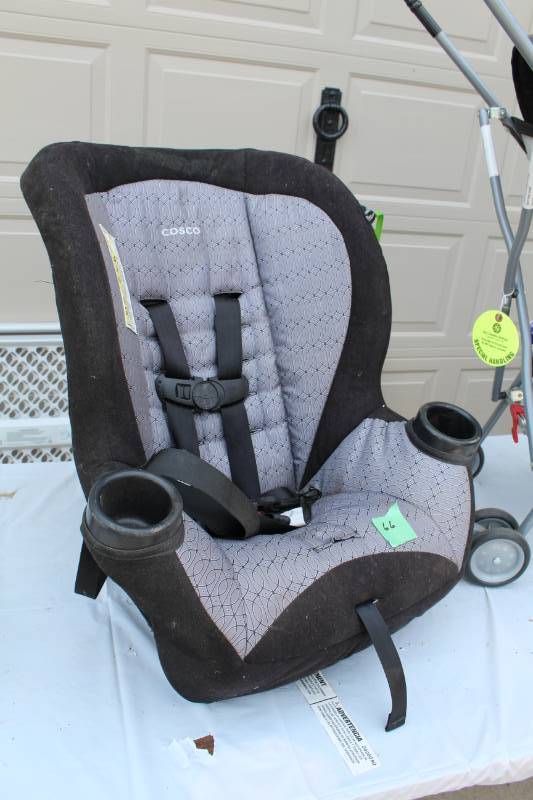 lot 66 image: 2014 Rear Facing Car Seat