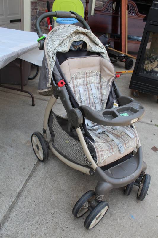 lot 68 image: Graco Childrens Stroller with Canopy and Storage