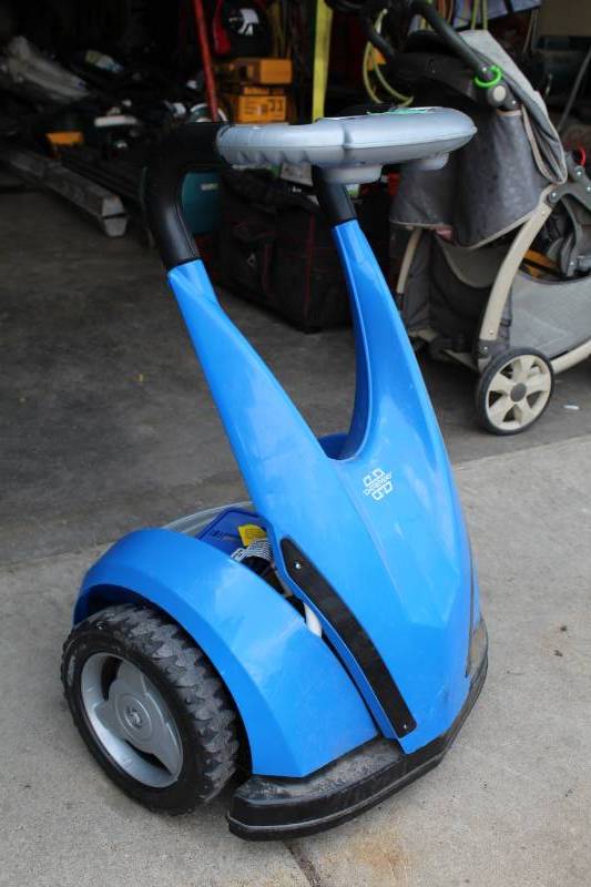 lot 4 image: Dareway 12VDC Battery Powered Kids Ride-On Personal Scooter with Battery