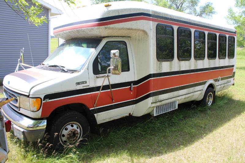 lot 150 image: Ford E-Super Duty 15-Passenger Bus