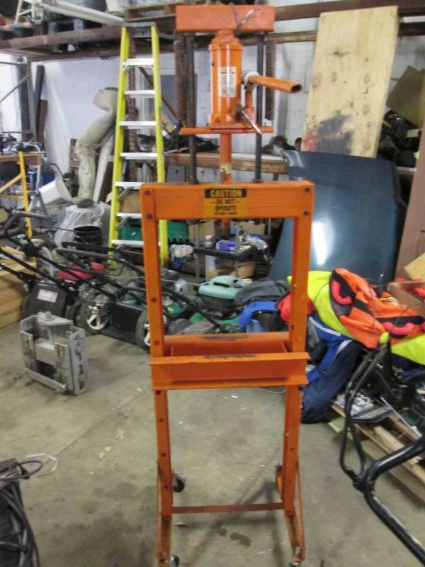 lot 22 image: Press with 12 ton hydraulic jack...