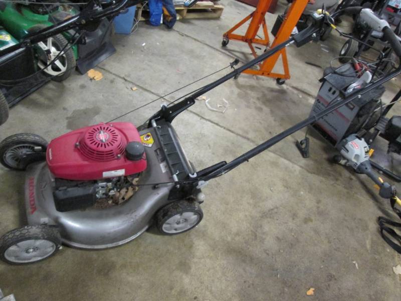 lot 6 image: Honda easy start mower runs fine...
