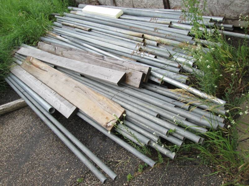 Lot of metal poles, assorted sizes...