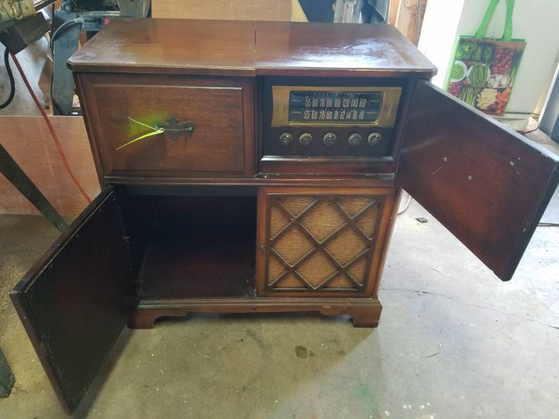 lot 5 image: Vintage General Electric Beam Scope Radio & Mahogany Cabinet