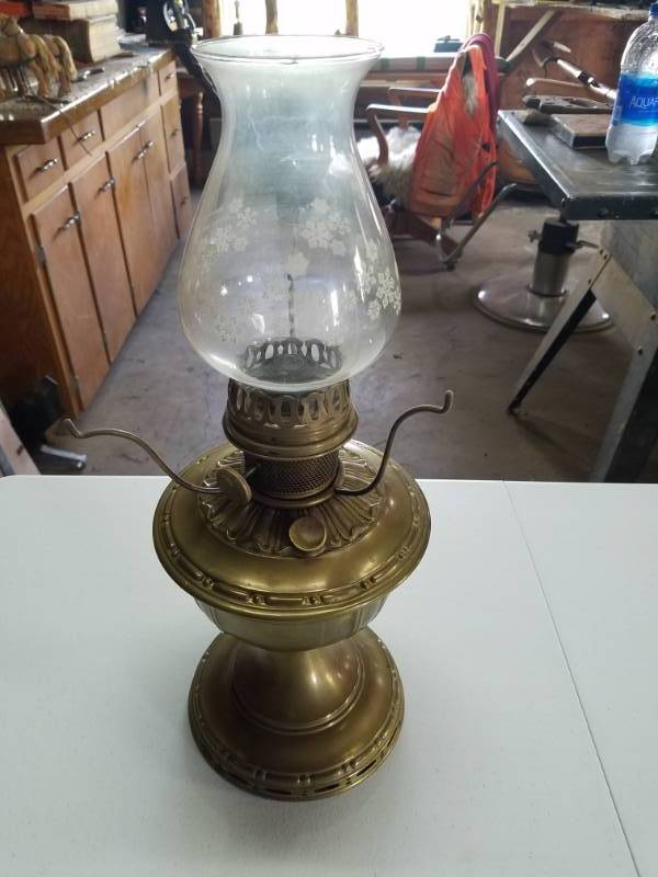 lot 8 image: Aladdin oil Table Lamp