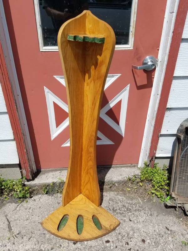lot 9 image: 3 Rifle Stand