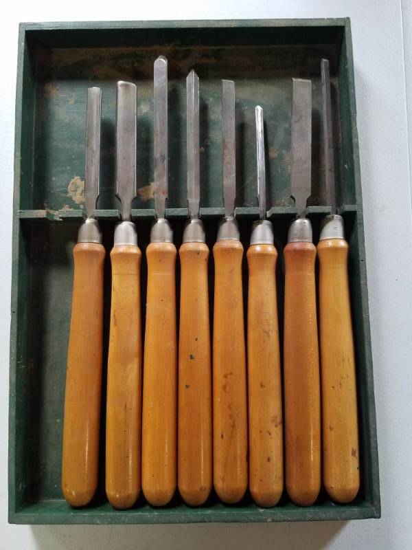 lot 13 image: 8 various wood turning tools