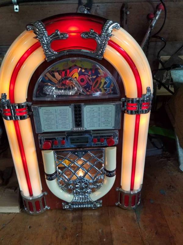 lot 14 image: JukeBox Style CD player