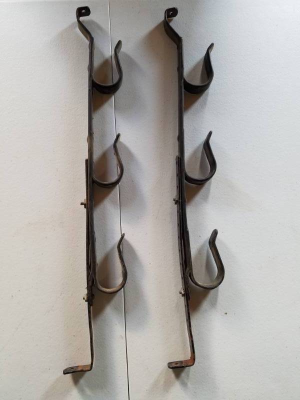 lot 19 image: Gun Rack for the back of your pickup window