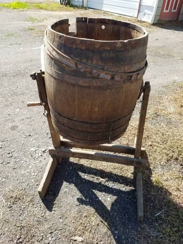 lot 40 image: Antique Oak Barrel Washing Tub
