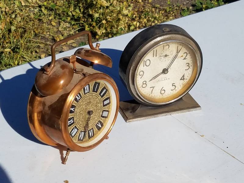 lot 49 image: 2 vintage clocks