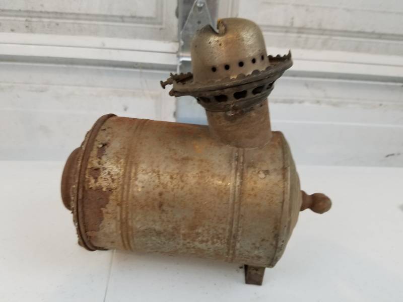 lot 88 image: Vintage galvanized wall or table mounted oil lamp