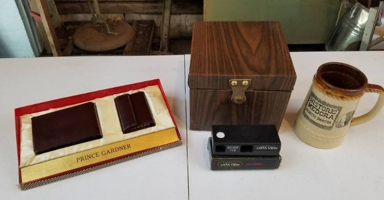 lot 111 image: Mix lot of odd vintage items