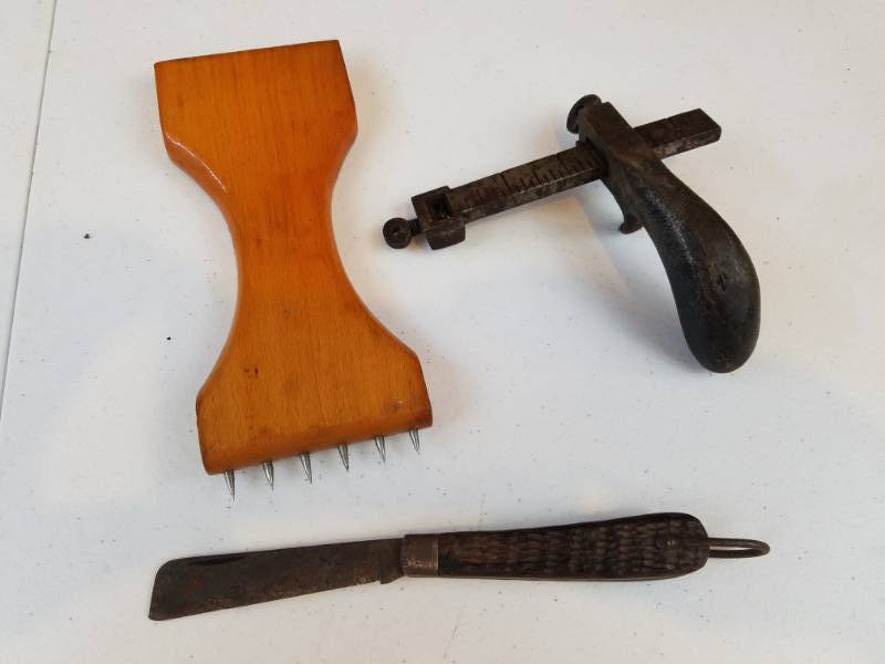lot 116 image: Random lot of Leather Craft Tools