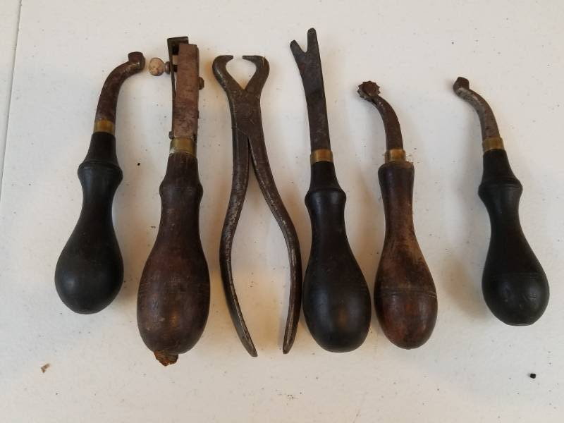 lot 117 image: 6 random Leather Crafting Tools