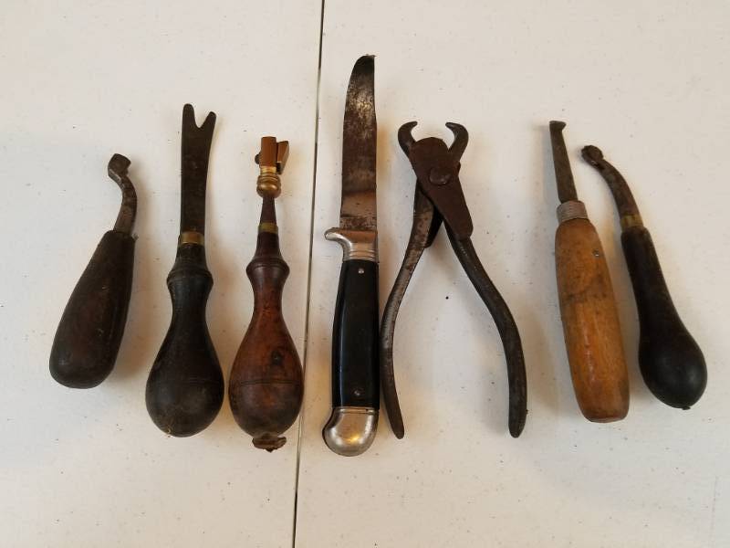 lot 118 image: 7 random pieces of Leather Crafting Tools