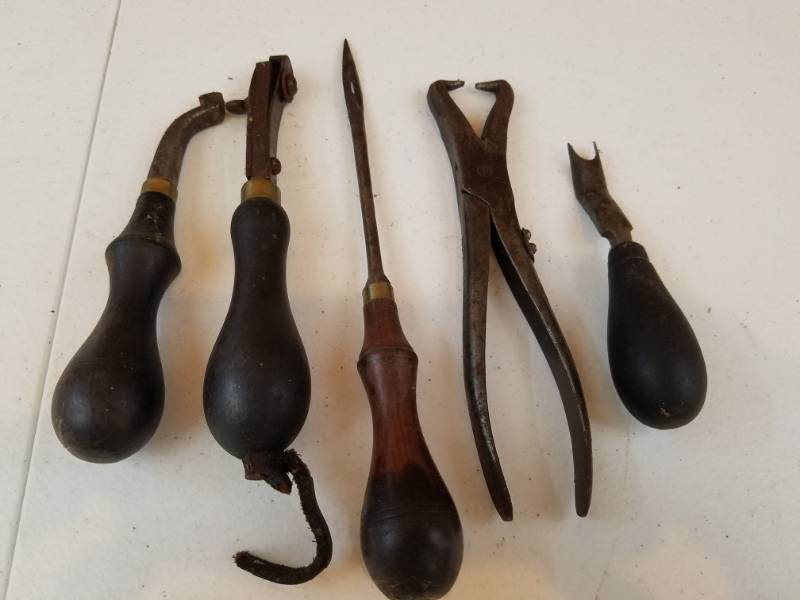 lot 119 image: 5 random pieces of Leather working tools