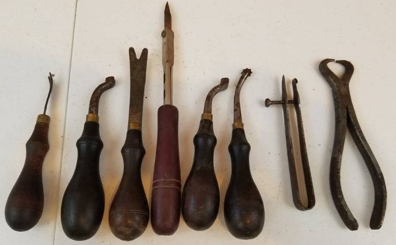 lot 120 image: 8 random pieces of Leather Crafting Tools