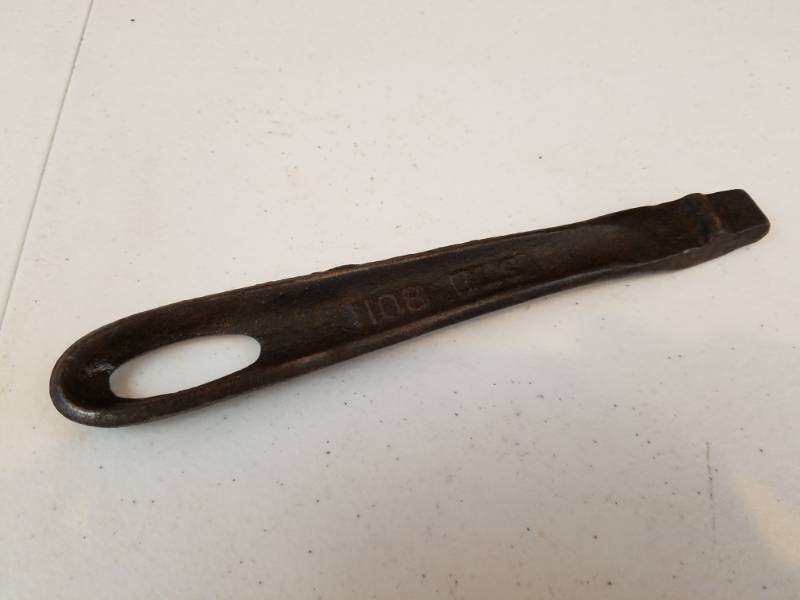 lot 121 image: Vintage 108 BLS Wood Stove Top Handle