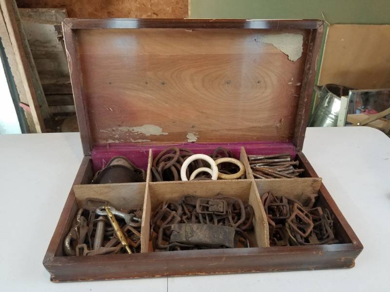 lot 123 image: Vintage 1847 Rodgers Brothers Wood Case