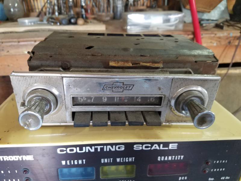 lot 250 image: Vintage Chevrolet Radio