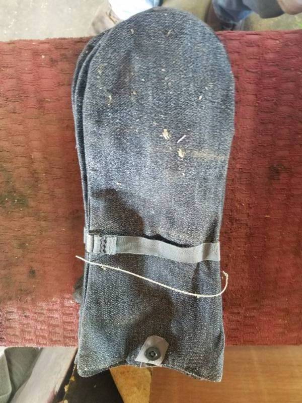 lot 256 image: 4 pairs of work mittens not insulated