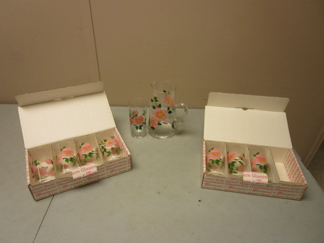 lot 104 image: FRANCISCAN ICED TEA SET