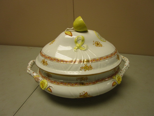 lot 106 image: HEREND CHINA TUREEN