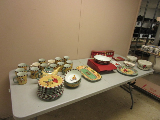 lot 114 image: LENOX WINTERS GREETINGS DISHWARE