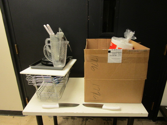 lot 141 image: KITCHEN AND PARTY SUPPLIES