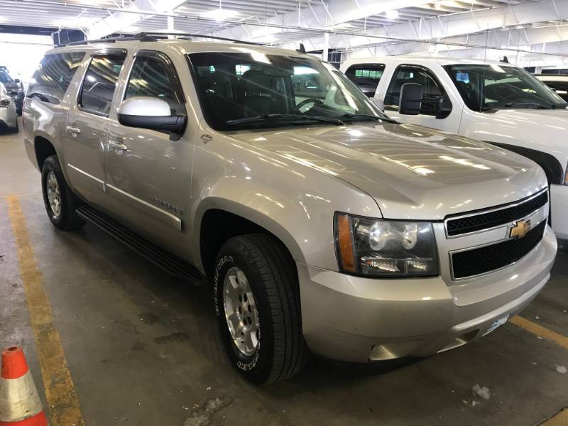 lot 12 image: 2007 Chevrolet Suburban LT 4x4