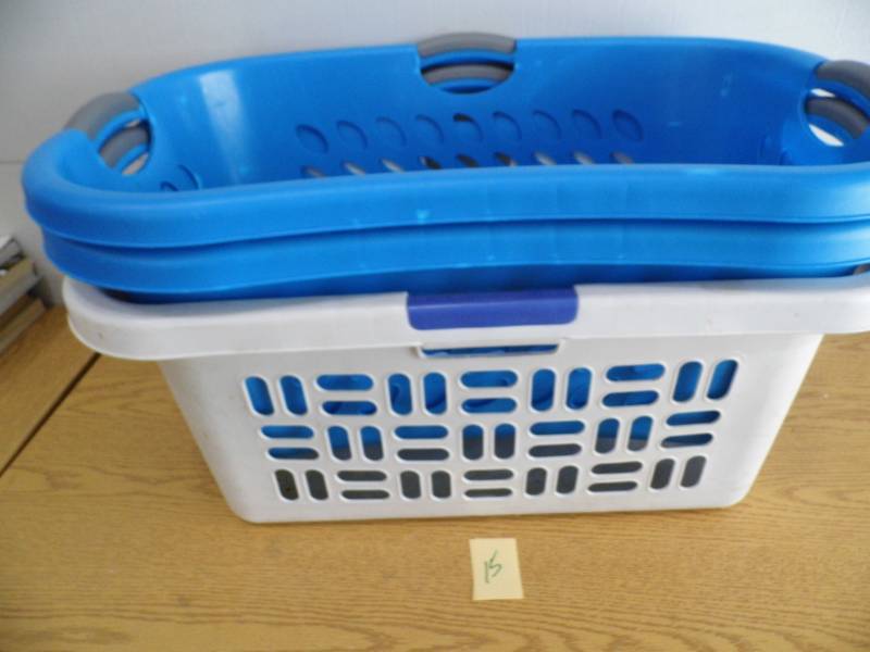 lot 15 image: Lot of 3 Laundry Baskets