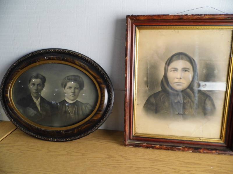 lot 21 image: 2 Antique Photos