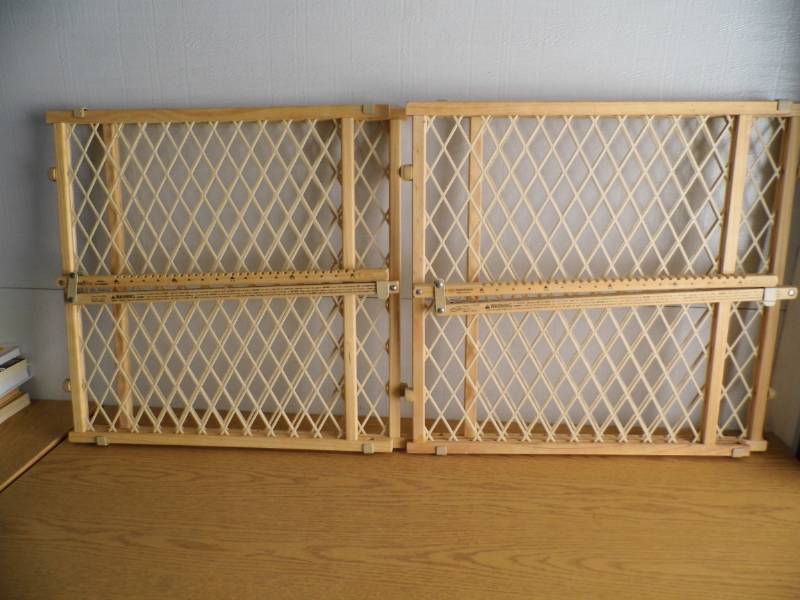lot 24 image: Chair - 2 Gates