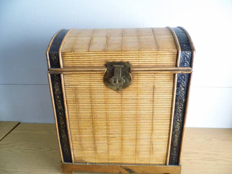 lot 33 image: Chest