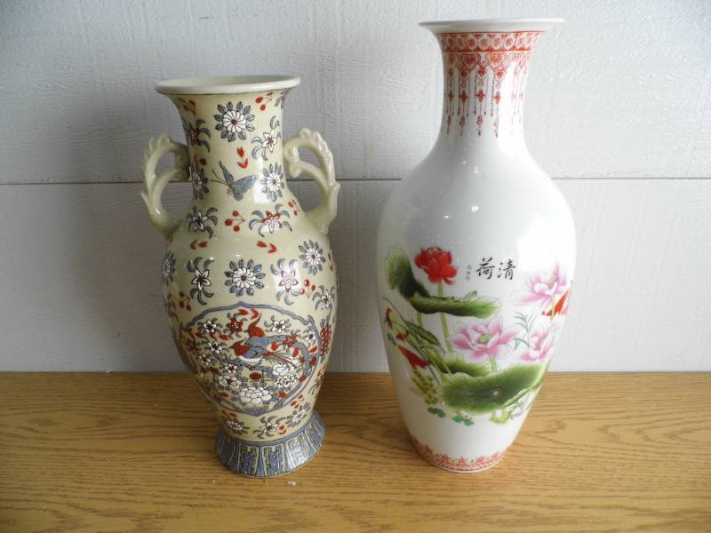 lot 35 image: Lot of 2 Vases