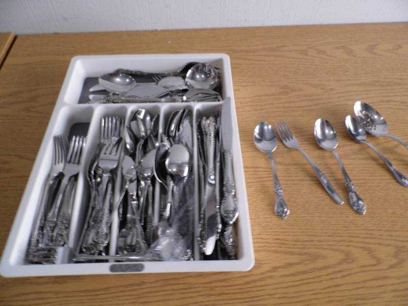 lot 40 image: Silverware