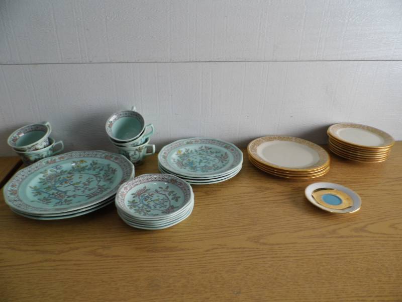 lot 41 image: Vintage Dishes